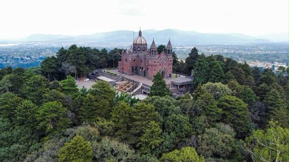 Practicar senderismo en la iglesia de la piedrita
